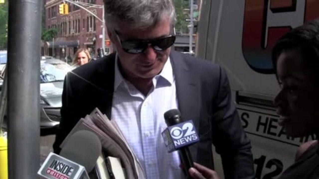 Alec Baldwin beschützt seine Frau