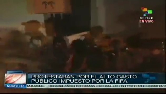 Reprime violentamente policía de Río de Janeiro a manifestantes