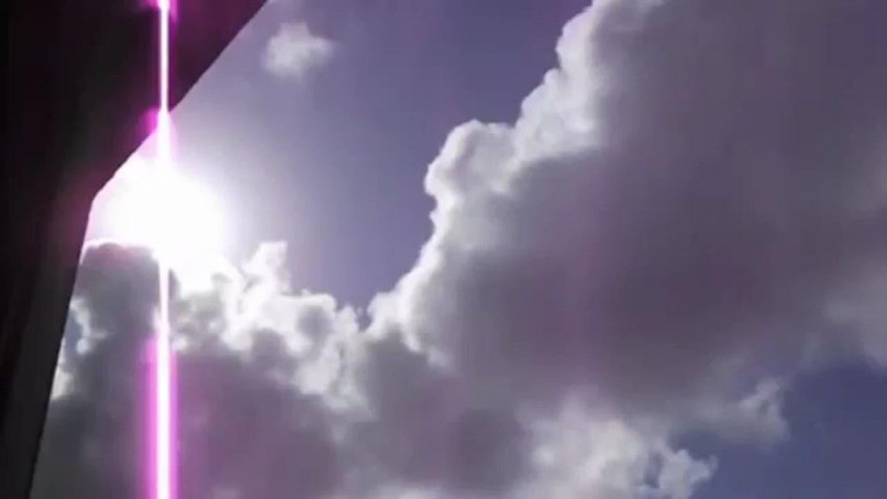 Créature étrange filmée au-dessus des nuages le 05 février 2013 à 8h45