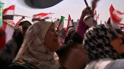 Obama prods Egypt government on democracy