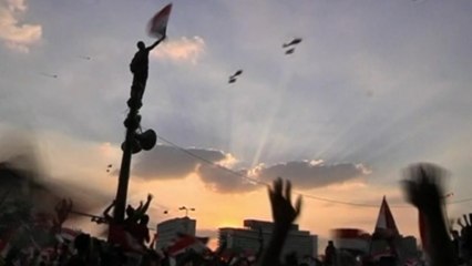 Egyptian army helicopters circle Cairo