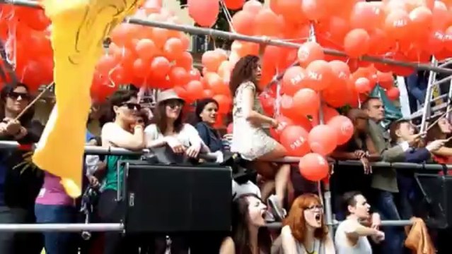 L'église traditionaliste attire les foudres de la Gay Pride 2013 / Paris 29 juin 2013 ©Line Press
