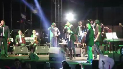 محمد عساف يغني "علي الكوفية" في جوار ضريح عرفات