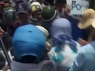 Женщины Камбоджи не испугались полицейских дубинок