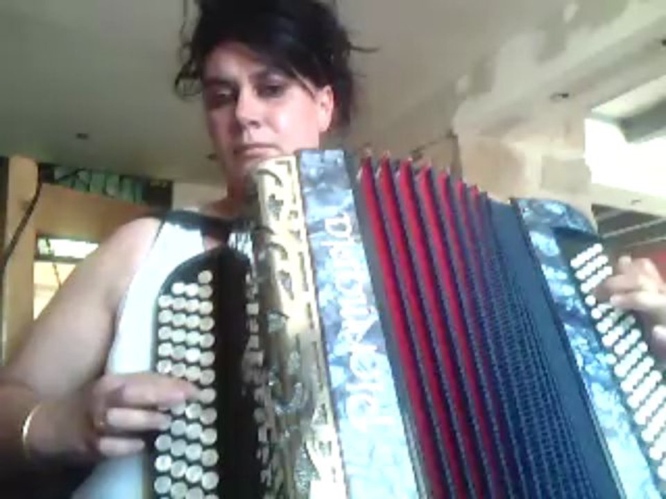 carla a l'accordéon