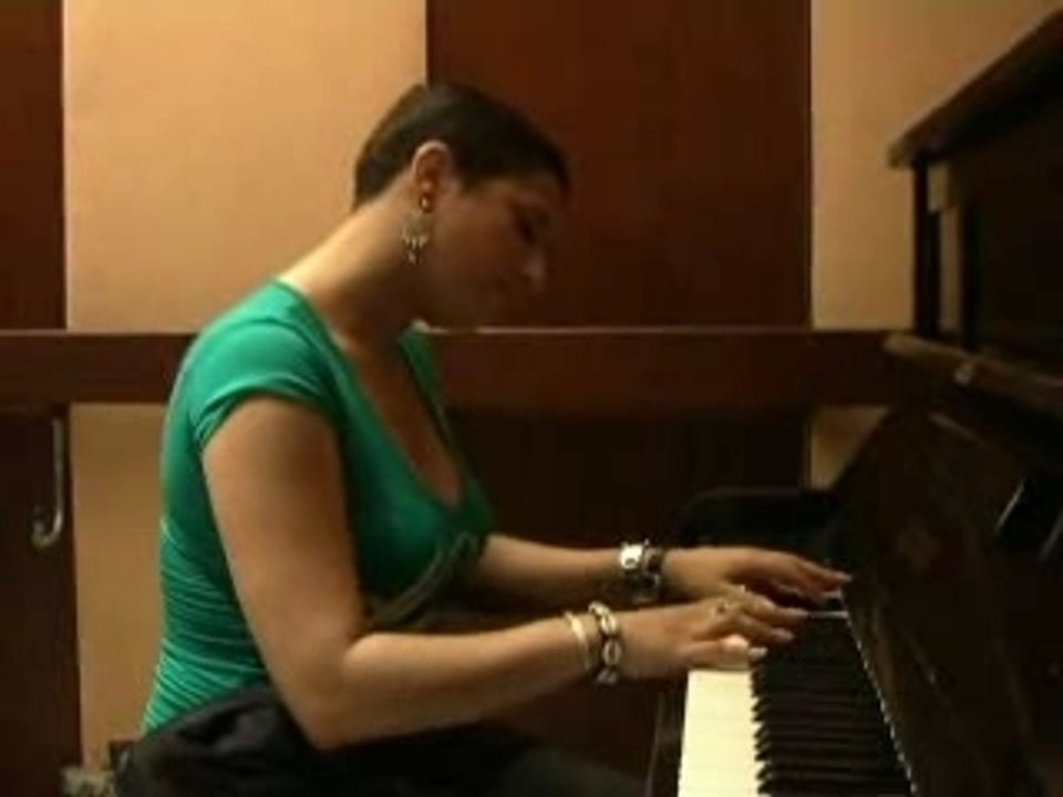 Diam's joue du piano