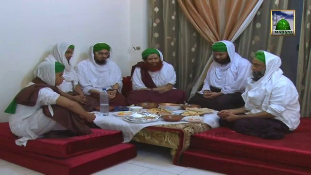 Madani Channel ke Zariye Islam Qabool Karne wale Islami Bhai Tasurat Dete hue