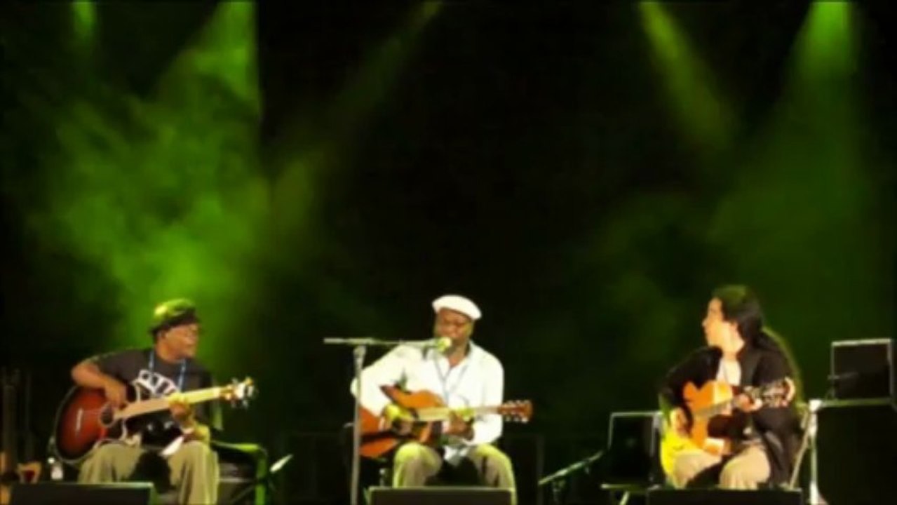 clinton fearon sur la scene sur l'eau sur l'esplanade Macon pour la fête de musique