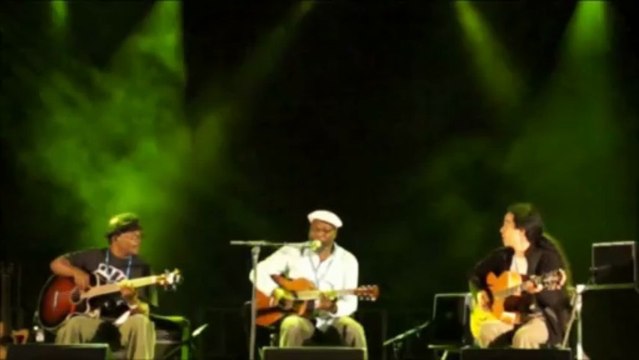 clinton fearon sur la scene sur l'eau sur l'esplanade Macon pour la fête de musique