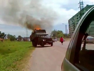 Video herunterladen: Un camion benne en feu en Russie