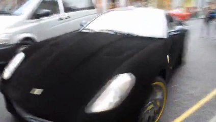Une Ferrari 599 entièrement recouverte de Velours Noir!
