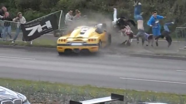 Car crash : 20 people hurt.