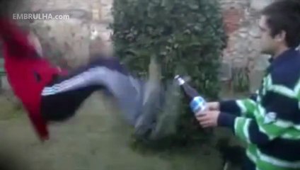 Abrir cerveja com pontapé de bicicleta - EMBRULHA.com