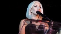 Lady Gaga chante l'hymne americain pendant la gay pride.