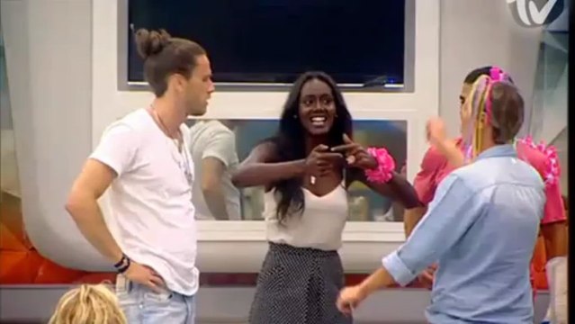 הדיירים רואים את הפרומו של שני הבתים