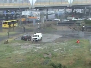 Des dalles de béton se soulèvent toutes seules