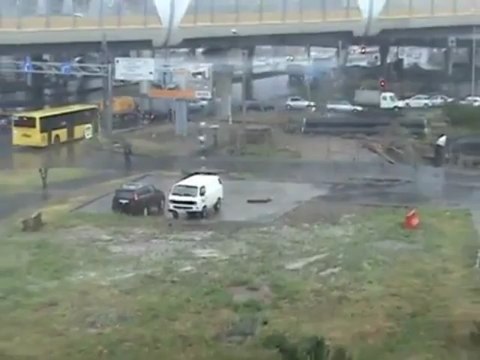 Des dalles de béton se soulèvent toutes seules