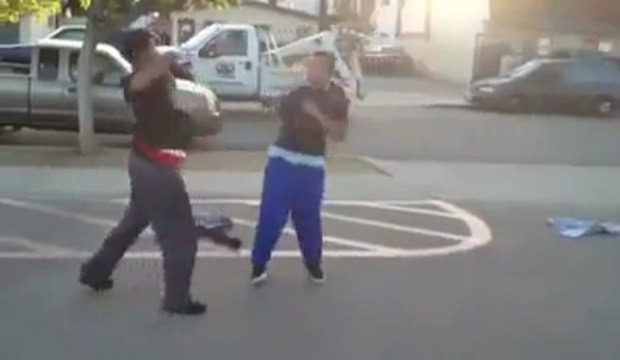 Baston de rue se termine en striptease