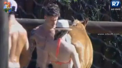 [28] Bárbara passa protetor no Mateus. [29-06]