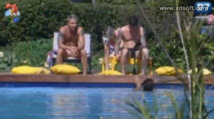 [29] Bárbara passando protetor no Mateus na aréa da piscina. [29-06]