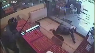 Robber Continues to Snatch Jewels Through Gunfight.