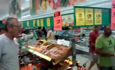 Avignon : opération caddies des agriculteurs dans un magasin Lidl