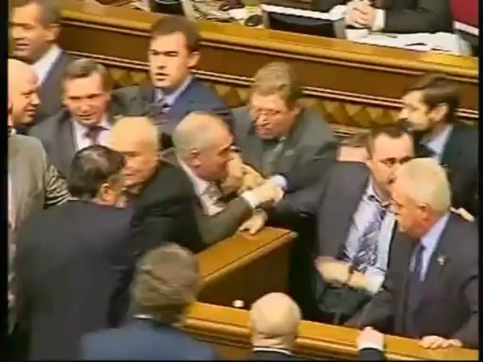 Ukraine: le conflit politique provoque une baston au Parlement