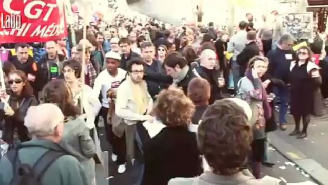 La manifestation seul, en sens inverse avec un livre et un mégaphone