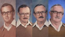 40 ans de photo de classe avec les mêmes vêtements