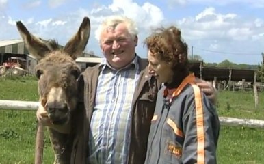 "L'amour est dans le pré" : le clip super kitch de Thierry !