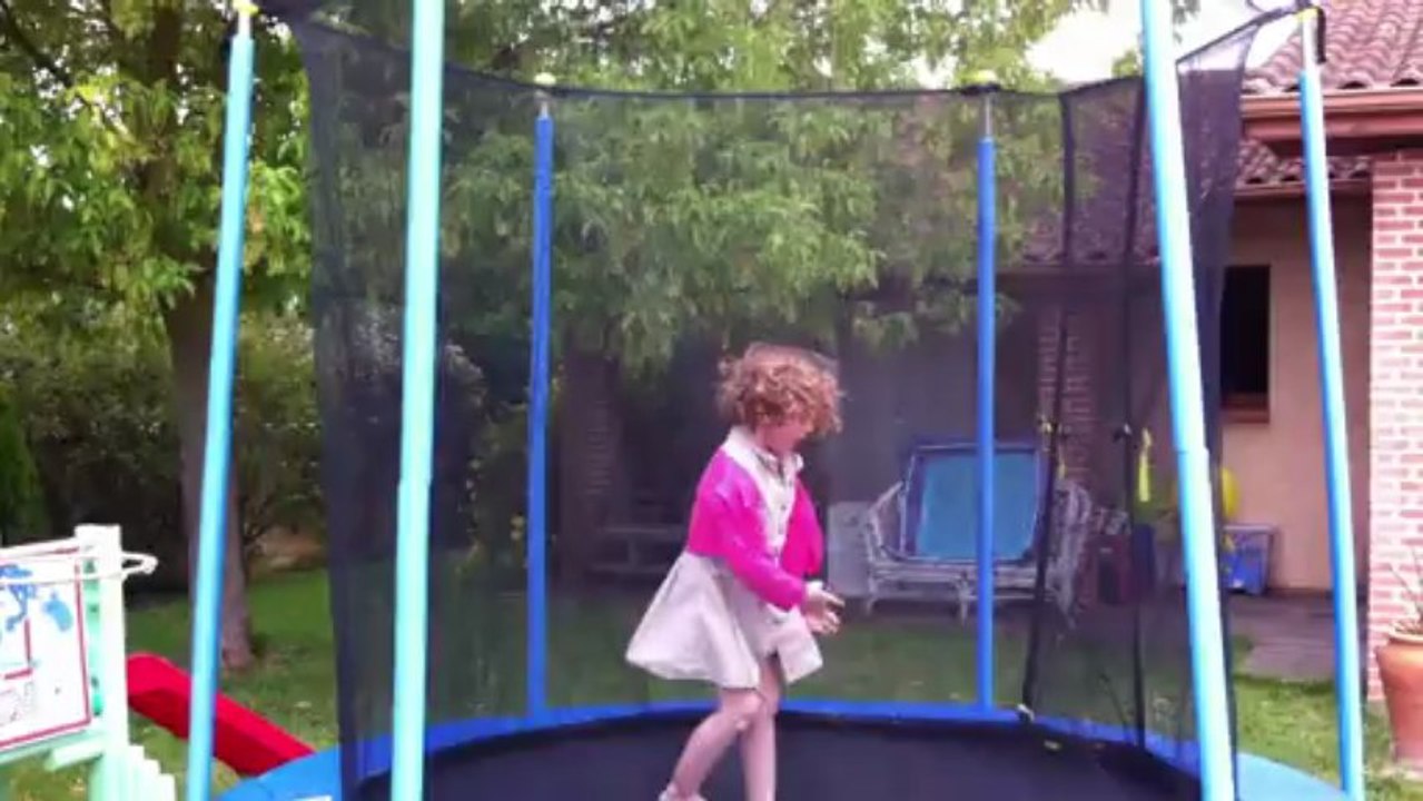 Manon et la trampoline
