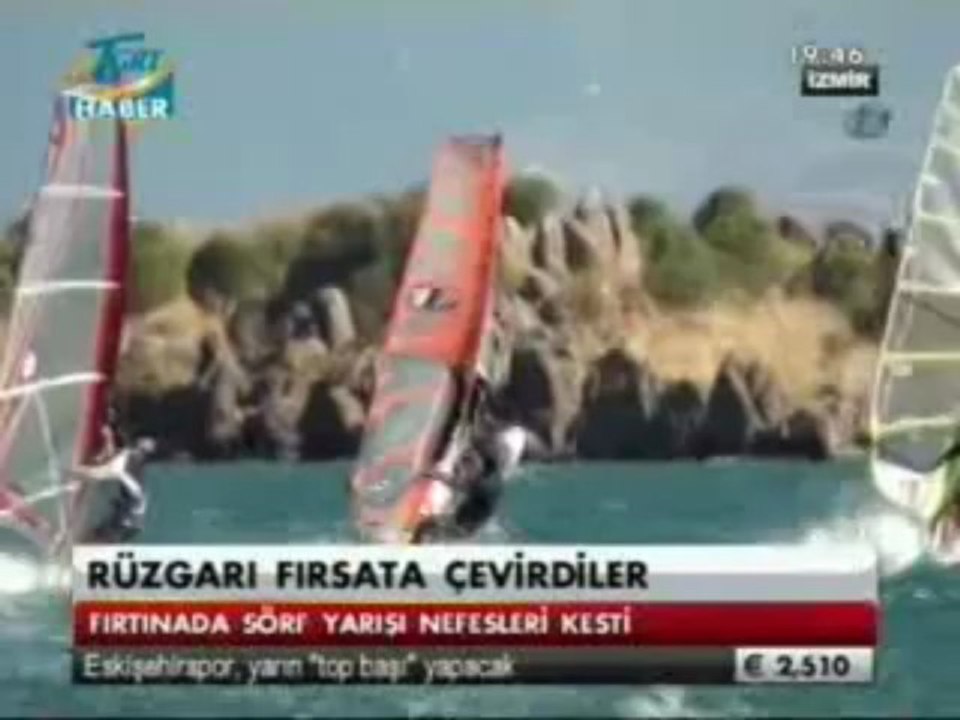 ÇANDARLI KÖRFEZİNDEKİ SÖRFÇÜLER NEFES KESTİ - TGRT ANA HABER - 1 TEMMUZ 2013