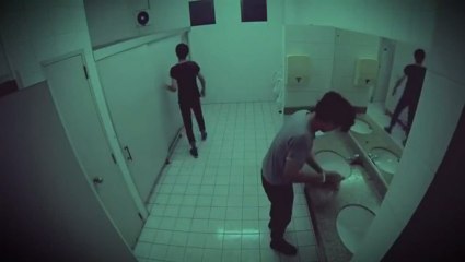 Скачать видео: Caméra cachée : cadavre dans une valise aux toilettes