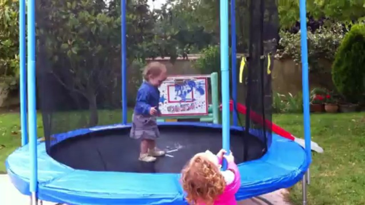 Flora et la trampoline