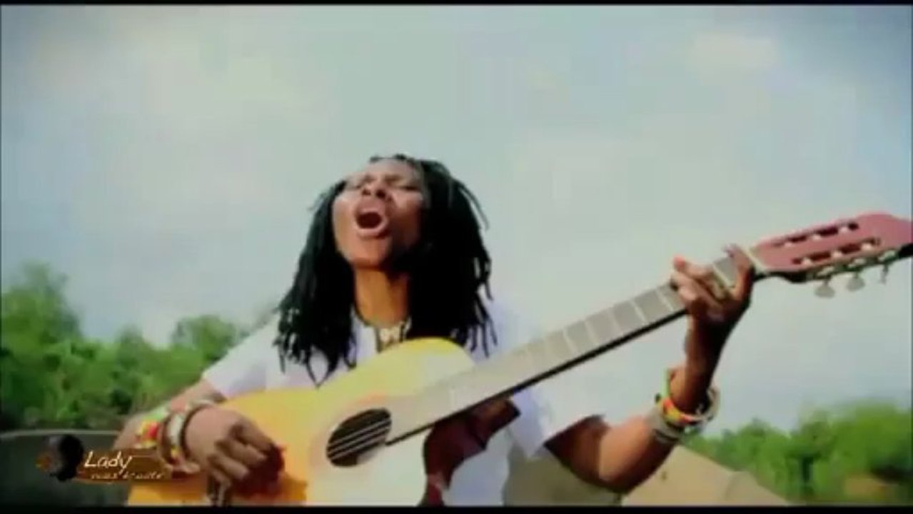 La poetesse Nathy Ebriet - Lady vous écoute Telesud Paris 16