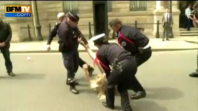 Trois Femen manifestent seins nus devant l'Elysée - 03/07