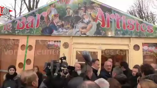 Marine Le Pen au marché de noël des Champs-Elysées