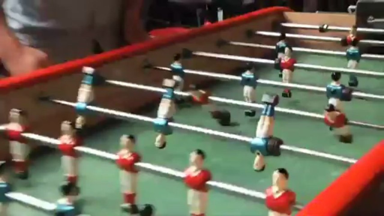 Le babyfoot politique avec Olivier Besancenot