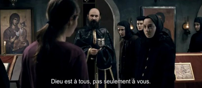 Au-delà des collines