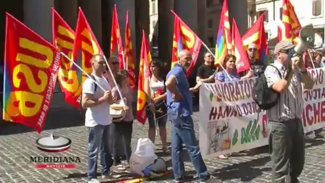 Stop al lavoro di domenica e festivi, lavoratori e sindacati uniti in piazza