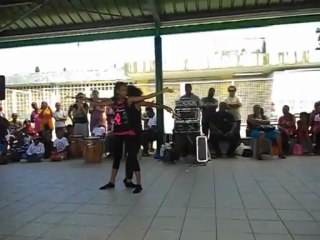 DEUX JEUNES ELEVES DOUEES