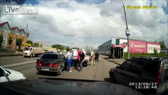 Une bagarre entre 2 automobiliste Russe qui fini très vite!