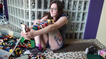 Une jambe faite en LEGO!! Enorme!