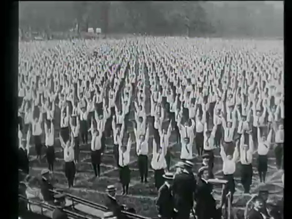 Archives Gaumont : exercices en présence de Theodore Roosevelt