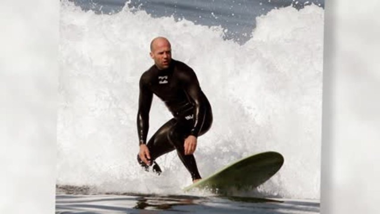 Jason Statham surfe à Malibu