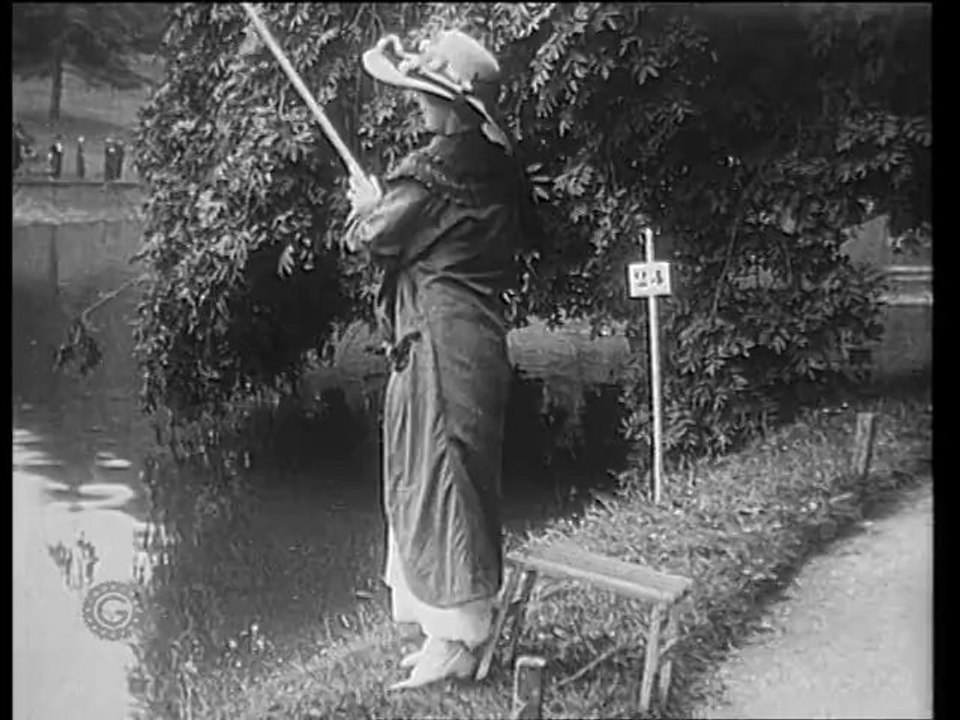 Actualités Gaumont : la mode au Bois de Boulogne