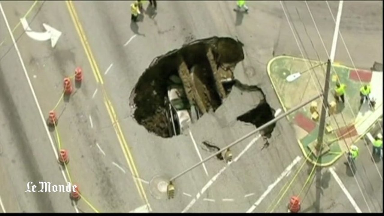 Etats-Unis : une voiture avalée par un trou en pleine rue