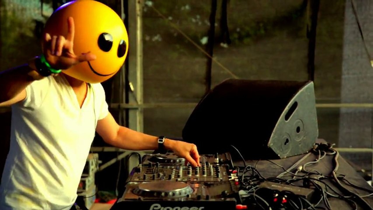 Mike Candys feat Evelyn & Tony T - Everybody (Official Video)