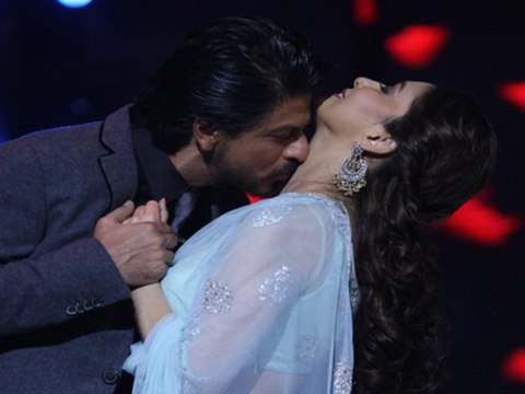 Oh La La... Shahrukh Khan And Madhuri Dixit Get Intimate