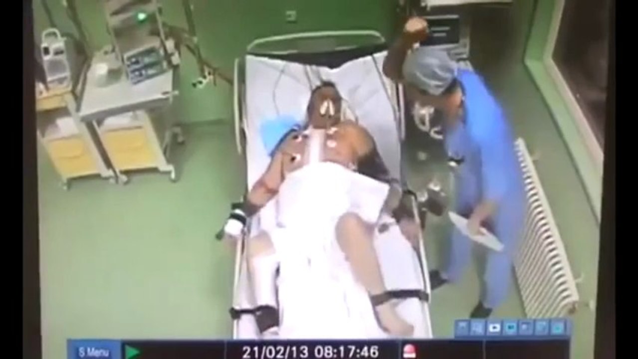 Scandale : un medecin frappe son patient sur son lit !
